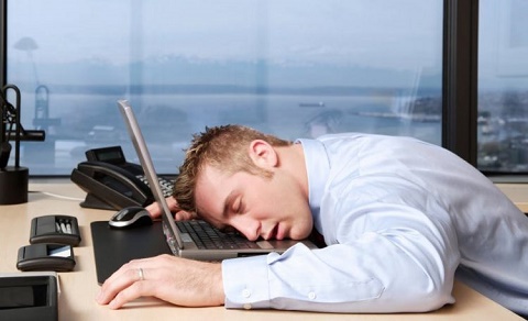 قبراق ماندن بدون خواب کافی در طول روز